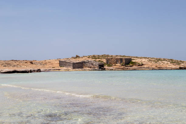 spiaggia rocciosa con un mare blu turchese e onde in spagna - vengeful foto e immagini stock