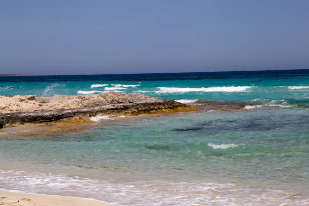 spiaggia rocciosa con un mare blu turchese e onde in spagna - vengeful foto e immagini stock