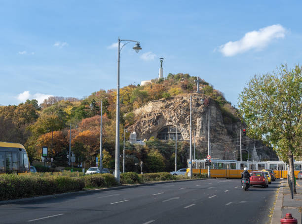 colina gellert y estatua de la libertad - budapest, hungría - liberation monument budapest hungary monument fotografías e imágenes de stock