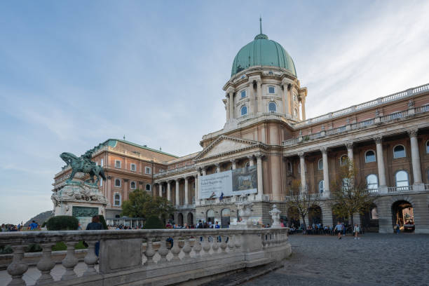 ungarische nationalgalerie und donauterrasse auf der budaer burg - budapest, ungarn - nobility royal palace of buda budapest palace stock-fotos und bilder