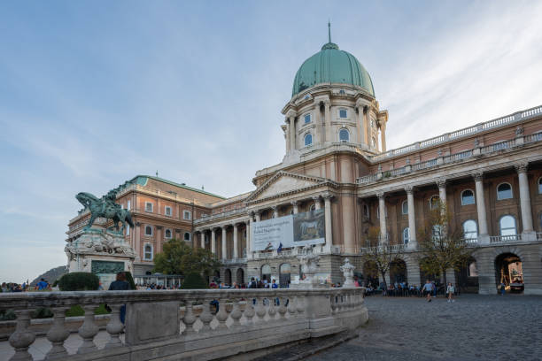 венгерская национальная галерея и дунайская терраса в будайском замке - будапешт, венгрия - buda стоковые фото и изображения