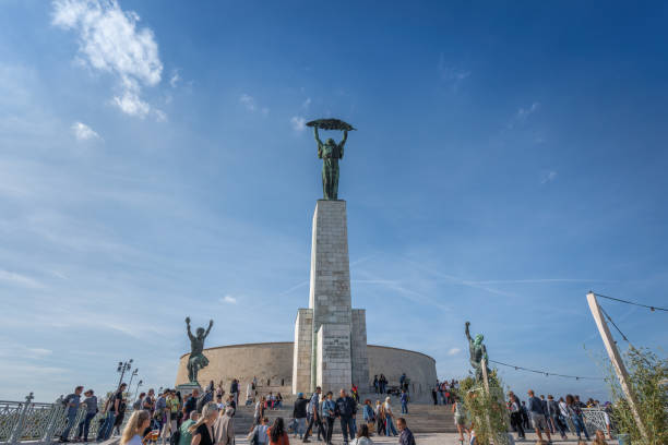 estatua de la libertad en gellert hill - budapest, hungría - liberation monument budapest hungary monument fotografías e imágenes de stock