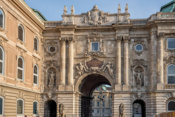 lions gate na dziedzińcu lions w pałacu królewskim w budapeszcie - budapeszt, węgry - fort budapest medieval royal palace of buda zdjęcia i obrazy z banku zdjęć