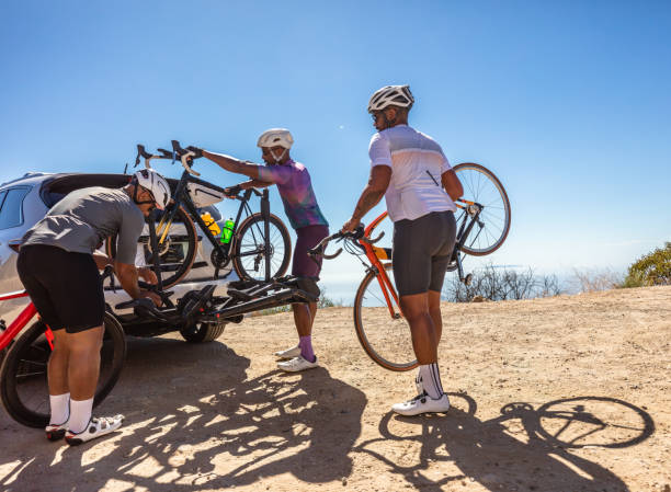 ciclistas negros trasiego de bicicletas después de un paseo - bicycle rack fotografías e imágenes de stock