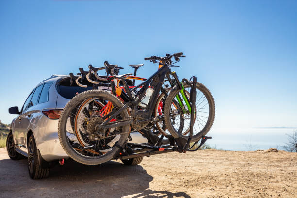 bicycles mounted on a car - fietsenrek fotos stockfoto's en -beelden