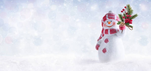 lindo y feliz muñeco de nieve sosteniendo una rama de abeto decorada con bayas. fondo panorámico navideño. - snowman snow winter fun fotografías e imágenes de stock