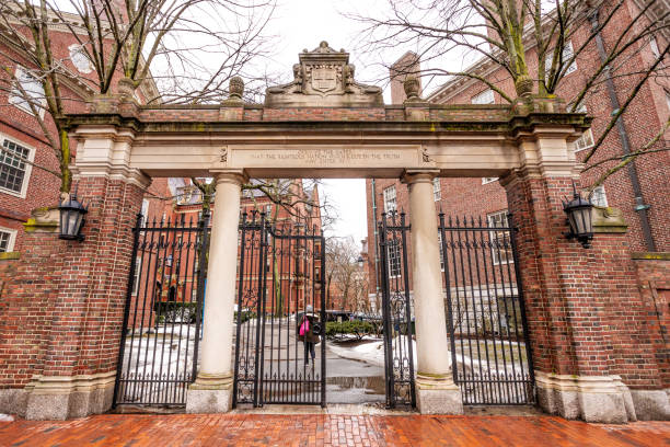 klasa 1875 gate - harvard yard entrance - harvard university - cambridge massachusetts - massachusetts boston harvard university sign zdjęcia i obrazy z banku zdjęć