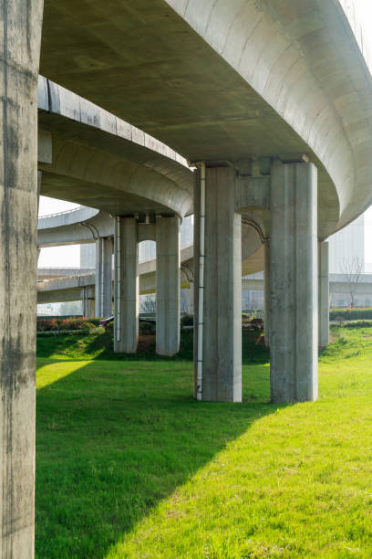konstrukcja betonowa i asfaltowa przestrzeń drogowa pod wiaduktem w mieście - 12018 zdjęcia i obrazy z banku zdjęć