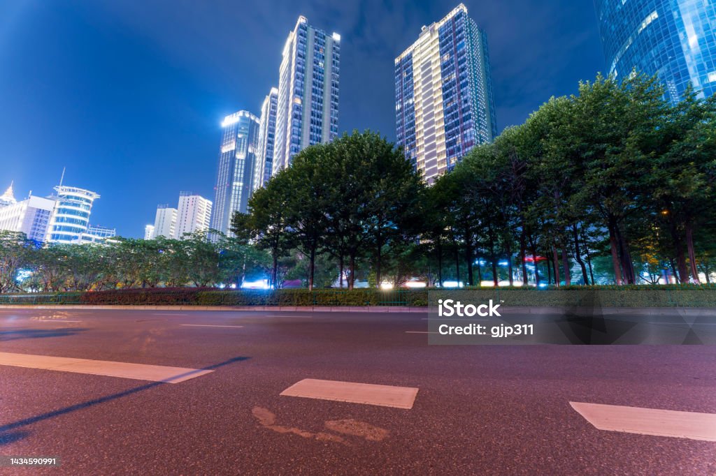 i sentieri di luce sullo sfondo moderno dell'edificio nella Cina di Shanghai. - Foto stock royalty-free di Affari i sentieri di luce sullo sfondo moderno dell'edificio nella Cina di Shanghai. - Foto stock royalty-free di Affari