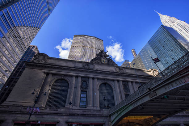 vista para cima do grand central terminal e arranha-céus de manhattan de nova york - chrysler building grand central station built structure midtown manhattan - fotografias e filmes do acervo