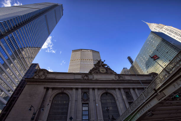 vista del grand central terminal e dei grattacieli di new york city midtown manhattan - chrysler building grand central station built structure midtown manhattan foto e immagini stock