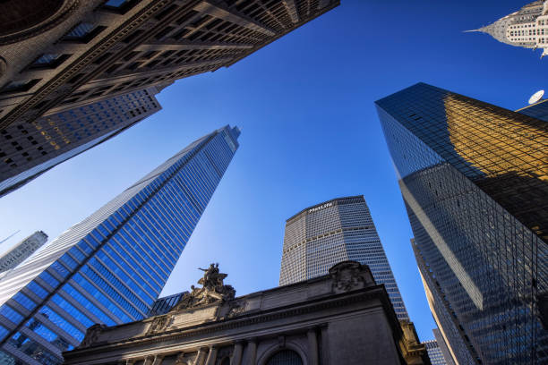 vista del grand central terminal e dei grattacieli di new york city midtown manhattan - chrysler building grand central station built structure midtown manhattan foto e immagini stock