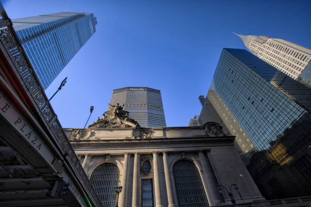 vista para cima do grand central terminal e arranha-céus de manhattan de nova york - chrysler building grand central station built structure midtown manhattan - fotografias e filmes do acervo