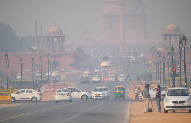 el tráfico pesado en las calles de nueva delhi en nueva delhi cubierto de smog pesado. - delhi fotografías e imágenes de stock