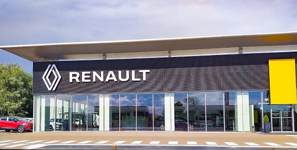 showroom de renault. showroom y coche del concesionario renault. - intellectual property brand name branding symbol fotografías e imágenes de stock