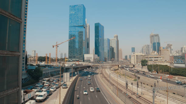 área movimentada da cidade com uma enorme rodovia e arranha-céus ao redor durante o dia em tel aviv - tel aviv israel skyline traffic - fotografias e filmes do acervo