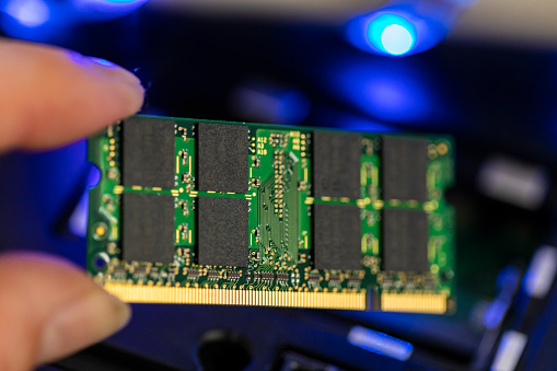 Reemplazo de chip de computadora de memoria RAM photo