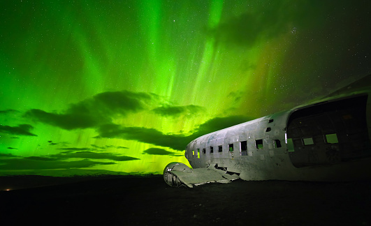 Il relitto di Sólheimsandur e l’aurora boreale