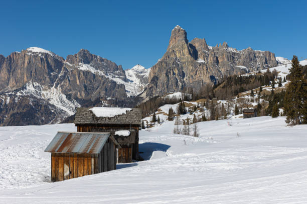 skigebiet alta badia mit sassongher und gruppo del puez, dolomiti superski - apres ski ski restaurant mountain stock-fotos und bilder