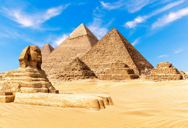 die sphinx bei den pyramiden von gizeh in der wüste ägyptens - pyramid of chephren stock-fotos und bilder