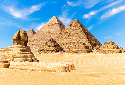 La Esfinge junto a las pirámides de Giza en el desierto de Egipto photo