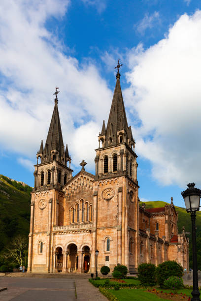 igreja da basílica do santuário de covadonga - covadonga - fotografias e filmes do acervo
