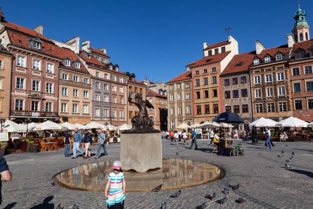 warsaw mermaid and the facade of the historical buildings in old town market square, warsaw, poland - 1855 imagens e fotografias de stock