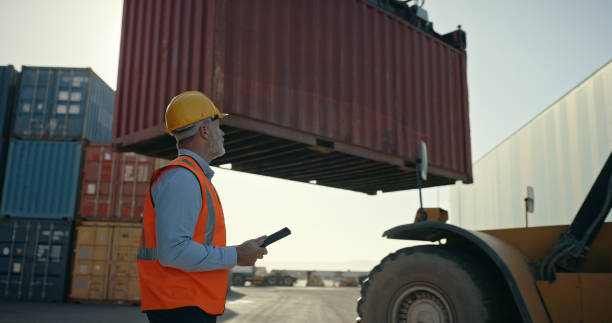 Logistics, man and tablet for cargo container transport, crane management and export stock delivery in dock. Shipping manager, industry worker and leader with technology in manufacturing supply chain logística, man y tablet para el transporte de contenedores de carga, gestión de grúas y entrega de stock de exportación en muelle. gerente de envíos, trabajador de la industria y líder con tecnología en la cadena de suministro de fabricación