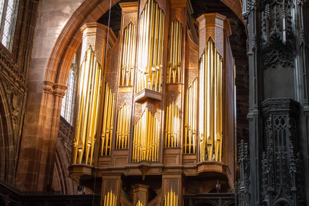 マンチェスター大聖堂のパイプオルガンの裏側 - pipe organ ストックフォトと画像