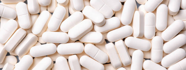 sfondo di medicina da pillole bianche mazzo, macro. contesto della produzione di droga. - pill foto e immagini stock