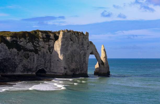 vista panoramica delle bianche scogliere della costa di alabastro della normandia in una giornata di sole - white cliffs foto e immagini stock