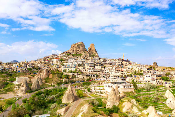 vista aérea do castelo de uchisar na capadócia, turquia - goreme rural scene sandstone color image - fotografias e filmes do acervo