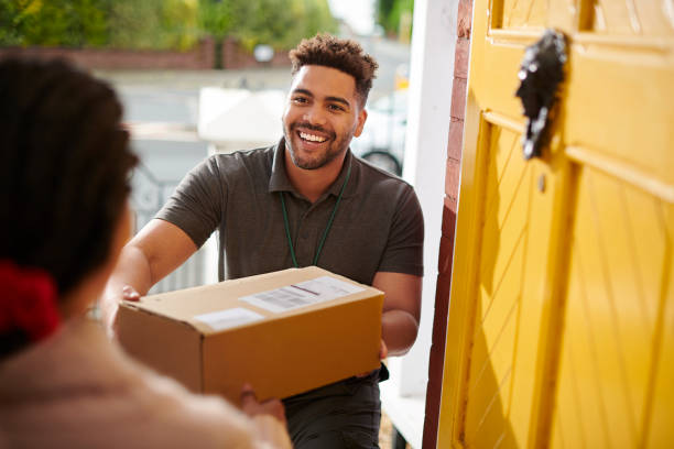 parcel delivery for senior - entregando imagens e fotografias de stock