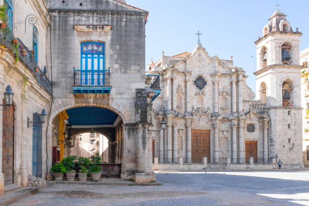 piazza della cattedrale dell'avana - havana foto e immagini stock