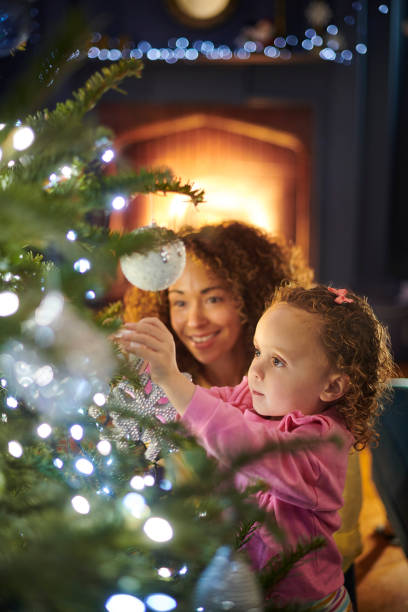크리스마스 트리 드레싱 - christmas tree christmas fireplace christmas lights 뉴스 사진 이미지