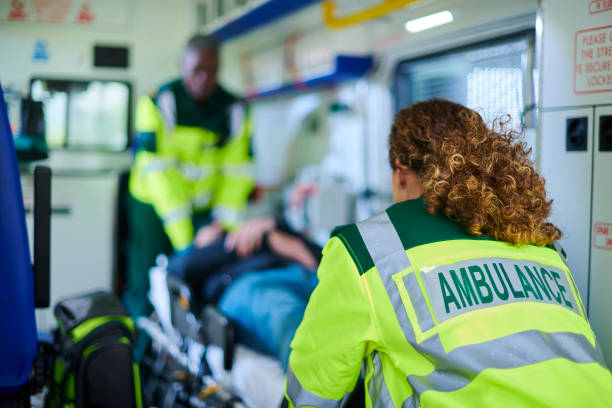 krankenwagenbesatzung bereitet verwundete vor - sturti stock-fotos und bilder