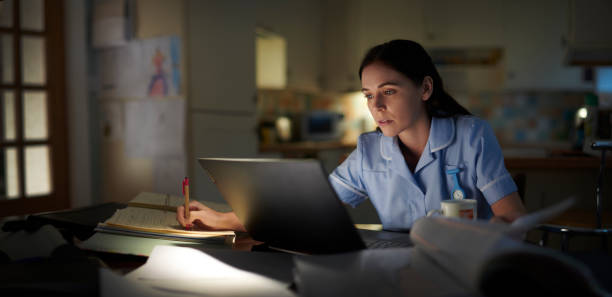 estudante de enfermagem estudando em casa - medical student healthcare and medicine book education - fotografias e filmes do acervo