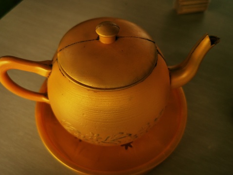 The kettle that resembles a teapot is not actually a teapot, but a place for washing hands before and after eating called kobookan, which is provided at the Padang restaurant or called kobookan