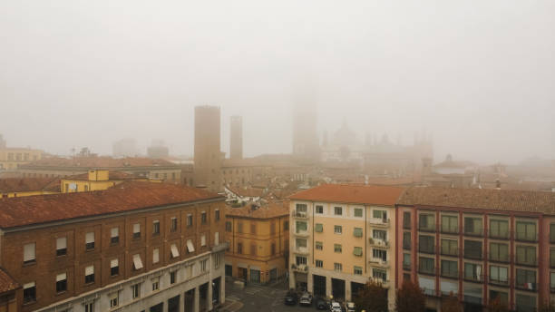 vista aérea de drone da cidade de cremona, lombardia, itália - smog city pollution town - fotografias e filmes do acervo