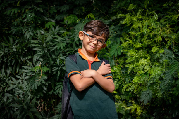 retrato de estudiante masculino de 6 años de confianza - eyewear child glasses 6 7 years fotografías e imágenes de stock