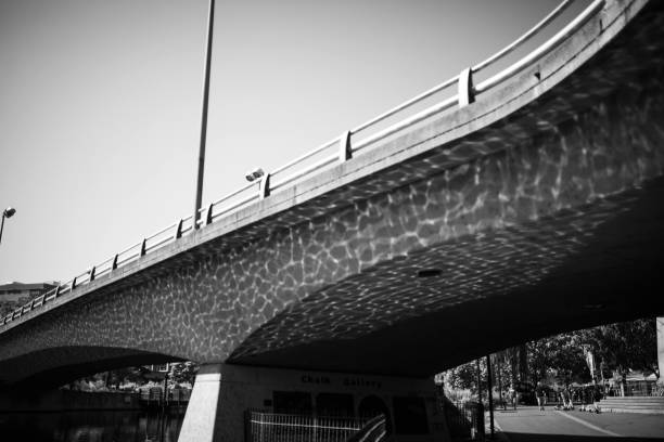 pont à spokane - spokane washington state concrete bridge photos et images de collection