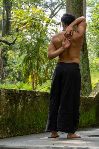 gomukhasana 요가를 연습하는 젊은 히스패닉 남자는 멕시코, gualdajara의 숲에서 포즈를 취합니다. - cow face pose 뉴스 사진 이미지