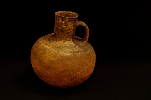 olla múcuras- Pre-Columbian vessels from the Muisca and Chibcha cultures of Colombia, also used in Venezuela and Cuba. Amphorae or clay pots to conserve water.