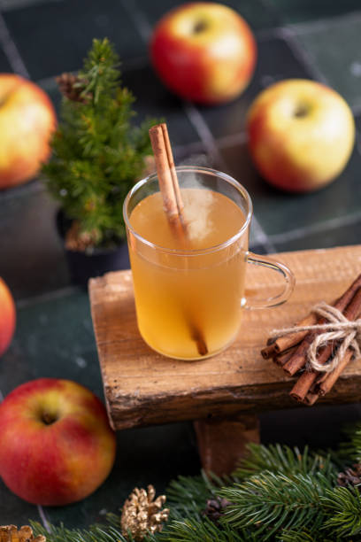 gorący zimowy napój sok jabłkowy z cynamonem w sztyfcie jabłkowy - cydr zdjęcia i obrazy z banku zdjęć