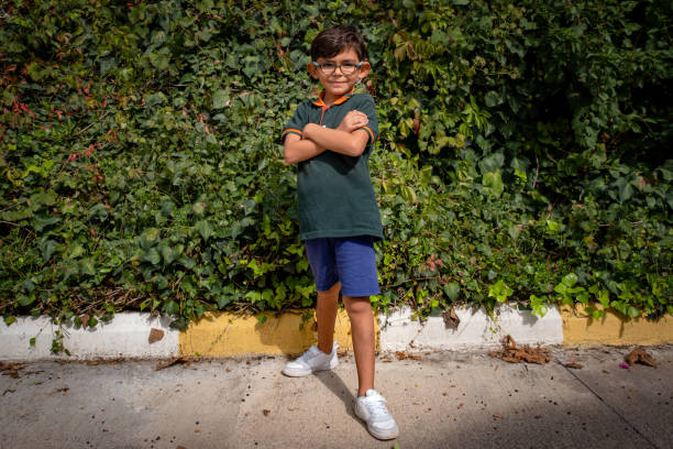 retrato de estudiante masculino de 6 años de confianza - eyewear child glasses 6 7 years fotografías e imágenes de stock