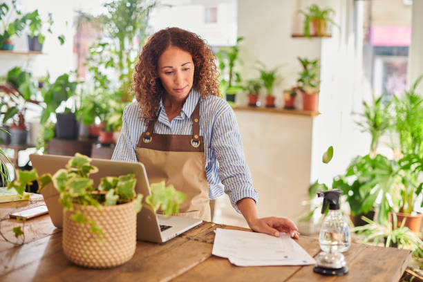 contas de proprietário de pequenas empresas - tax tax form finance small business - fotografias e filmes do acervo