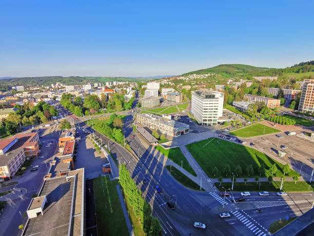 die stadt zlin, tschechische republik, fotografiert von einem hochhaus an einem klaren sonnigen tag - zlin stock-fotos und bilder