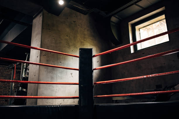 боксерский ринг в пустом зале - boxing ring фотографии стоковые фото и изображения