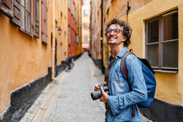 jeune touriste se promenant dans la ruelle - stadsholmen photos et images de collection