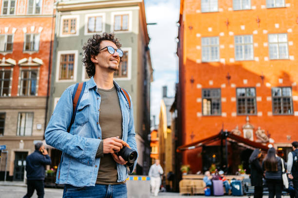 jeune touriste profitant de la vue sur la ville - stadsholmen photos et images de collection